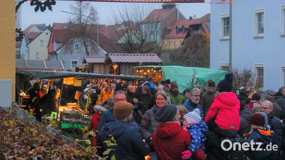 Über mangelnden Zuspruch konnten sich die Verantwortlichen des Pressather Christkindlmarktes nicht beklagen Bild: stg