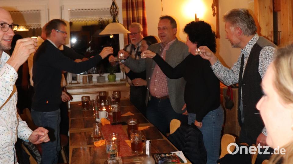 Mit Spirituosen aus Polen und Zoiglbier aus der Region stießen die Teilnehmer des Partnerschaftsbesuchs auf einen erfolgreichen Austausch an. Abwechselnd wurden Heimat- und Partylieder aus beiden Ländern angestimmt und ausgelassen gefeiert. Bild: flt