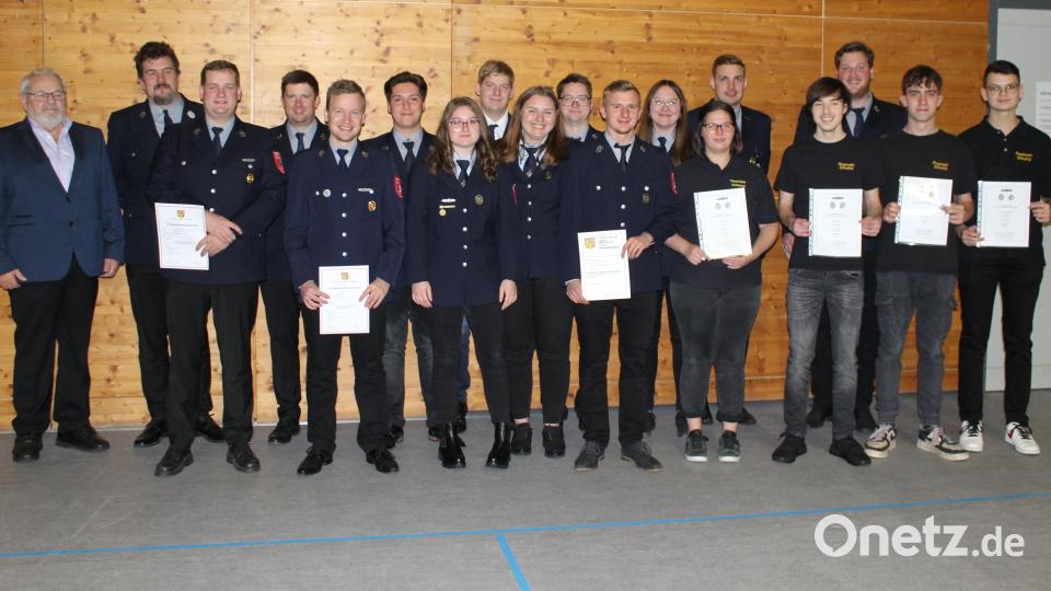 Leistungsabzeichen gab es für Aktive der Feuerwehr Schwend. Dazu gratulierte auch Schwends 3. Bürgermeister Erhard Nitzbon (links). Bild: sis