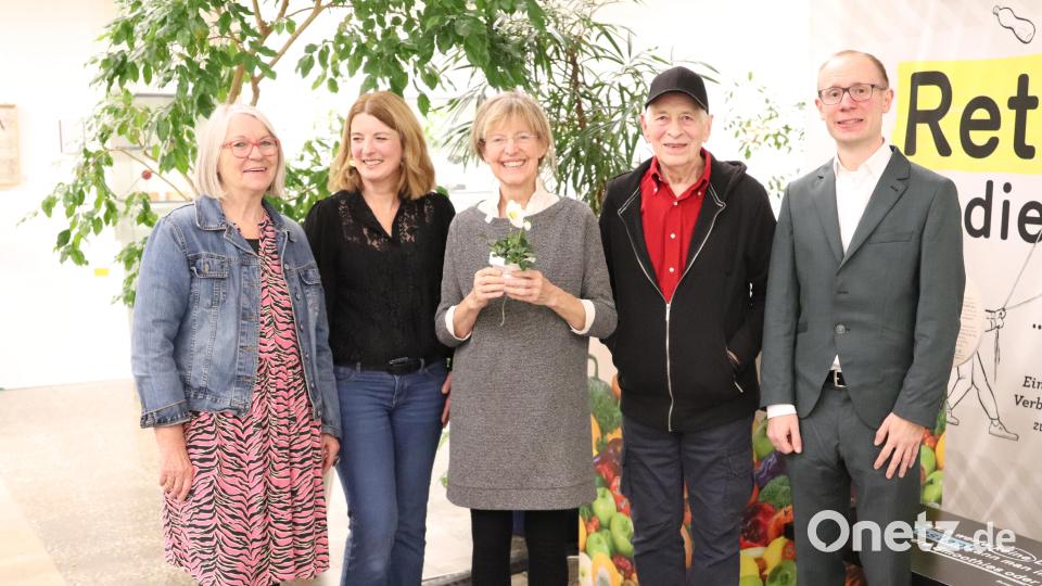Nora Matozca (Dritte von links), die Leiterin der Galerie im LCC, und Thomas Rode (rechts), stellvertretender VHS-Leiter, freuen sich, dass Renate Ziegler-Martin und Sabine Pirner (von links) sowie John Winch (Zweiter von rechts) im LCC ausstellen. Bild: cog