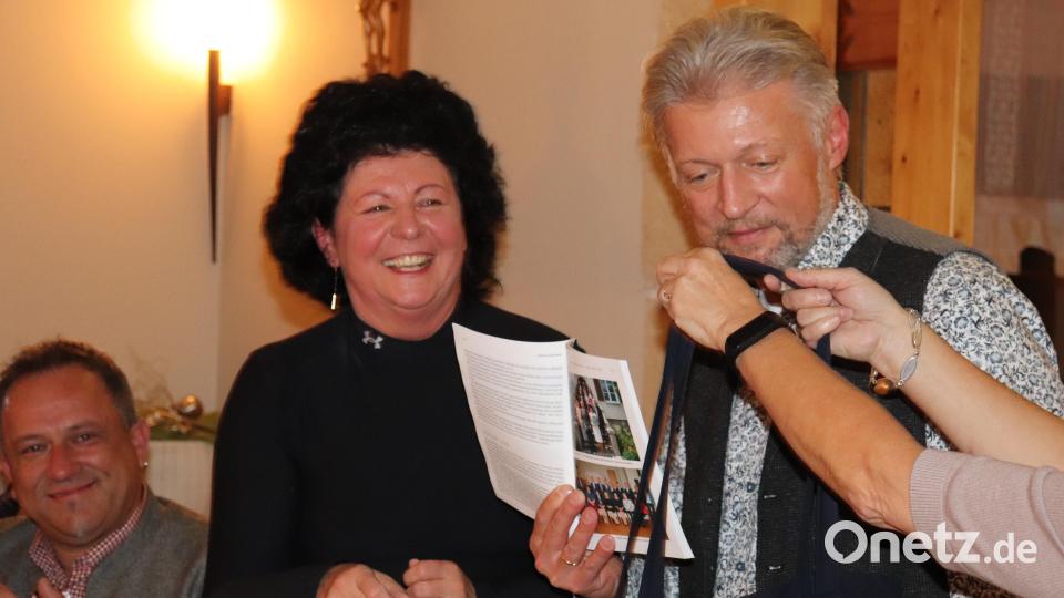 Bürgermeisterin Gabriela Placha übergab Gastgeschenke an Bürgermeister Lothar Müller und alle Mitfeiernden. In der Festschrift zum 30-jährigen Bestehen der Gemeinde Goczalkowicze-Zdroj sind auch einige Seiten der Partnerschaft mit Plößberg gewidmet. Bild: flt