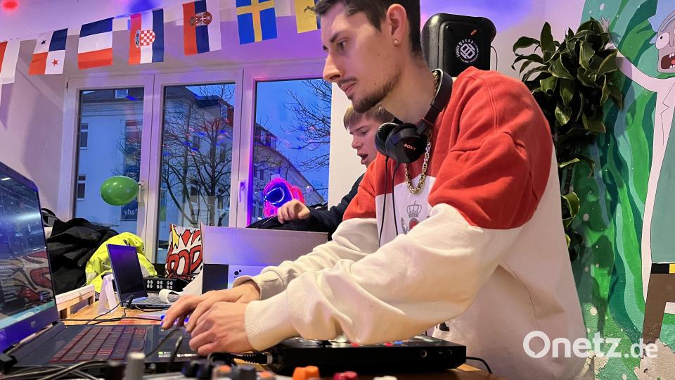 Auch der DJ kommt regelmäßig ins &quot;Plan B&quot;. Zum Geburtstag des Jugendtreffs legt er deshalb selbst auf. Bild: wes