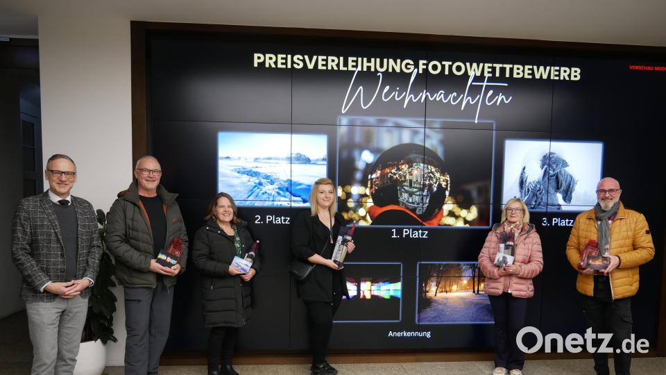 Die ausgezeichneten Gewinner des diesjährigen Fotowettbewerbs der Stadt Waldsassen mit ihren prämierten Bildern. Von links Bürgermeister Bernd Sommer, Peter Bindl, Tina Breitner, Manuela List, Claudia Masa und Robert Gruber. Bild: hmr