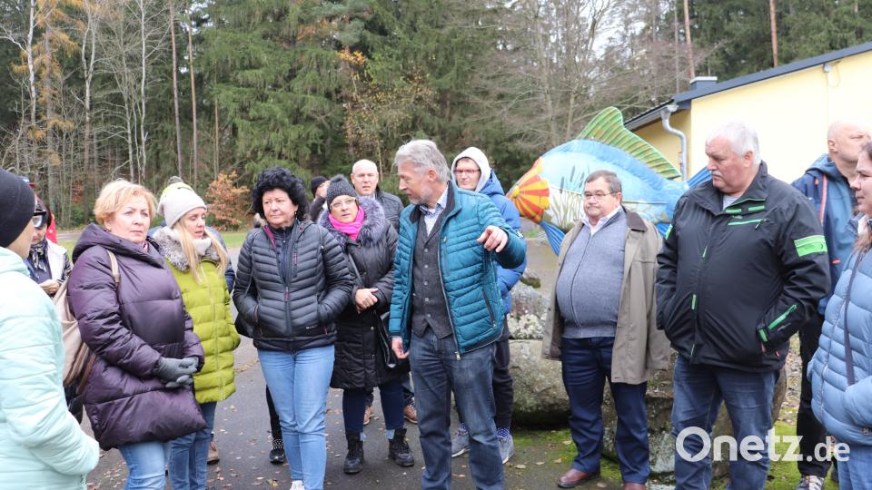 Am Großen Weiher sprachen die Partnerkommunen auch das Fischotter-Problem an, dass es auf beiden Seiten gibt. Jolanta Glasner (links am Bildrand) und Justina Puchalka aus der polnischen Partnergemeinde begleiteten die Reise als Übersetzerinnen. Bild: flt