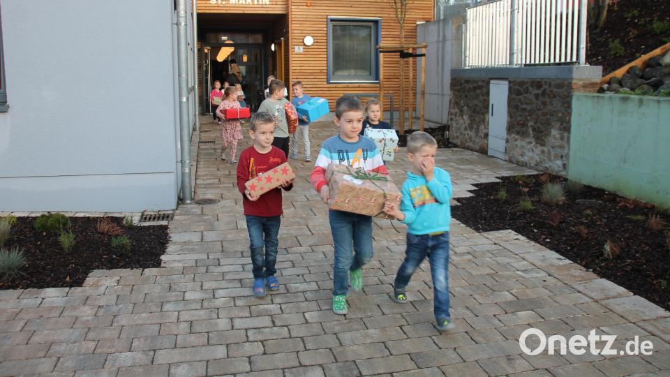 Die Kindergartenkinder aus Tännesberg bringen die Päckchen eigenhändig zum Auto. Bild: Manuela Hinkel/exb