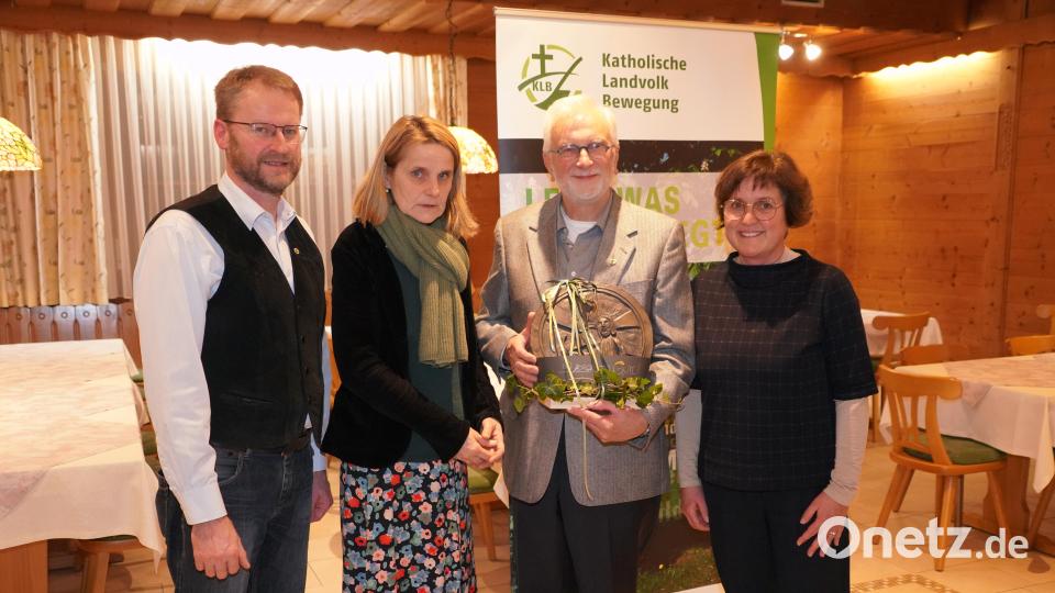 Als Dank überreichen Maria Pleyer (rechts), Sabine Kuran und Willi Kellner (links) an den zurückgetretenen Kreisvorsitzenden Manfred Kellner (Zweiter von rechts) ein Relief vom heiligen Niklaus von der Flüe, Patron der KLB. Bild: fvo