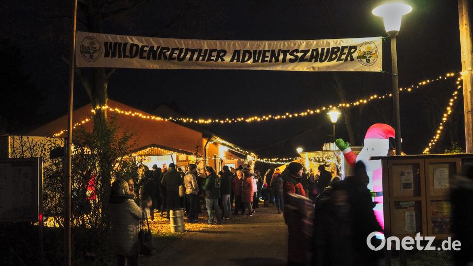 Auf dem Adventsmarkt am Wildenreuther Dorfplatz war so einiges geboten. Bild: lum