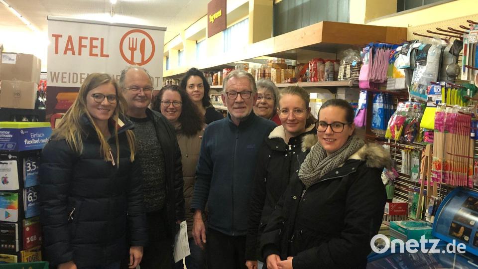 Die Arbeitsgemeinschaft sozialdemokratischer Frauen aus Flossenbürg sammelt Lebensmittelspenden an die Tafel Weiden-Neustadt. Bild: Andrea Egner/exb