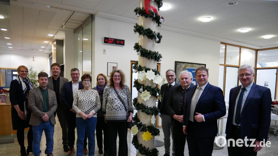Freudige Gesichter gab es bei der Eröffnung der Wunschsterne-Aktion des Kinderschutzbundes mit den Bürgermeistern der beteiligten Kommunen in Waldsassen. Im Bild (von links) Nina Neumann, Michael Dutz, Tilo Scharnagl, Thorsten Meier, Gabi Kohl, Bianca Gradl, Sibylle Männer, Bernd Sommer, Peter Gold, Stefan Grillmeier und Johannes Reger. Bild: hmr