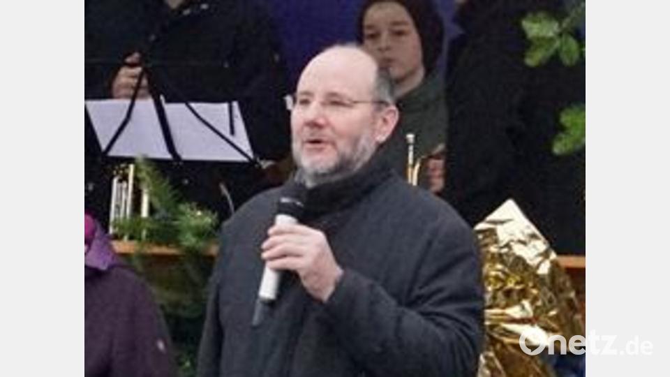 Stadtpfarrer Edmund Prechtl (von links), Pia Stevens, Christian Panzer, Herta Münsterer, Max Schwärzer und Martin Pepiuk eröffnen den bereits 30. Pressather Christkindlmarkt. Bild: jma