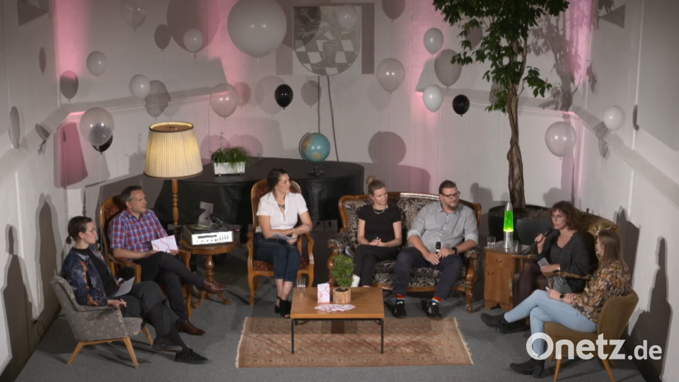 Die Eröffnung des Zwickl-Dukumentarfilmfestivals 2021 mit der künstlerischen Leiterin Anne Schleicher (3.v.li.) und Gästen musste Corona bedingt per Live-Stream übertragen werden. Screenshot: YouTube