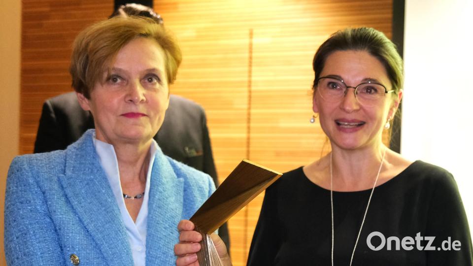 Den Zukunftspreis der Realschulen, Gymnasien und beruflichen Schulen überreichte Ministerialbeauftragte Mathilde Eichhammer (links) an die Leiterin der Realschule Neunburg v.W., Diana Schmidberger (rechts). Bild: Hirsch