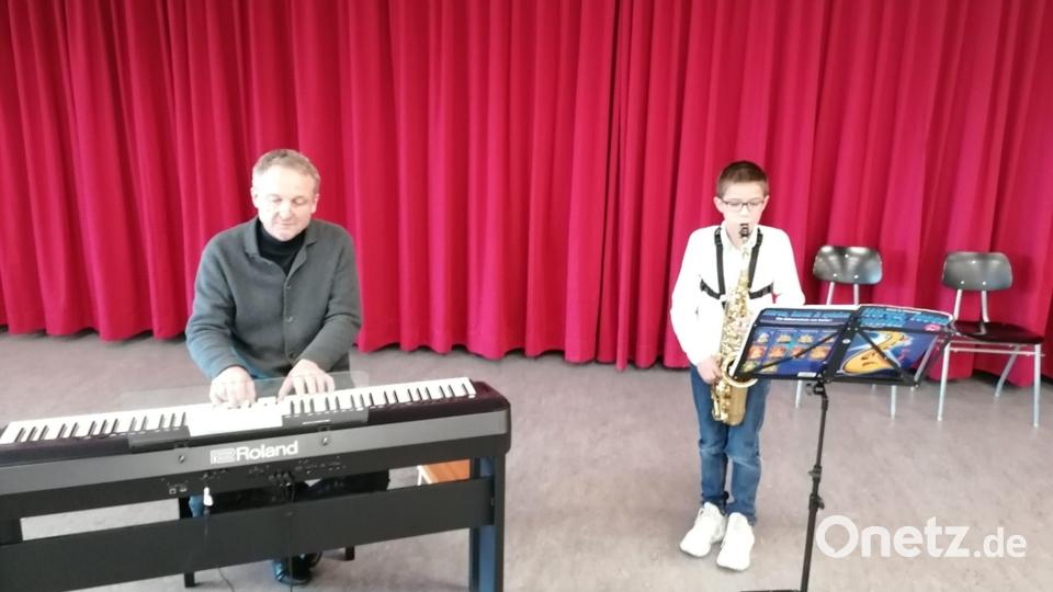 Lehrer Václav Eichler mit einem Saxophonschüler. Bild: Kreismusikschule Tirschenreuth/exb