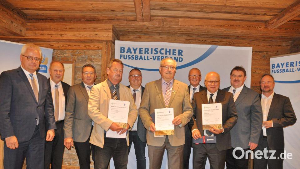 Die drei Kreisvertreter, die anlässlich des 25-jährigen Bestehens der Ehrenamtsorganisation im DFB besonders geehrt wurden: Richard Weindler (Vierter von links), Josef Anzer (Fünfter von rechts) und Georg Carlejan (Dritter von rechts) mit dem Bezirksehrenamtsreferenten Reinhard Rengsberger (Dritter von links). Bild: Andreas Allacher/BFV/exb