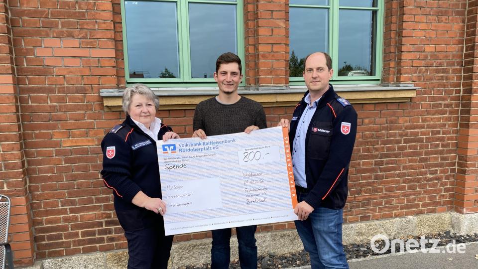 Bei der Übergabe der Spende an die Malteser, von links Barbara Faltenbacher (Ortsbeauftragte Weiden), Zweiter Federballfreunde-Vorsitzender Matthias Schnurrer und Florian Faltenbacher (Malteser). Bild: Martha Siller/exb