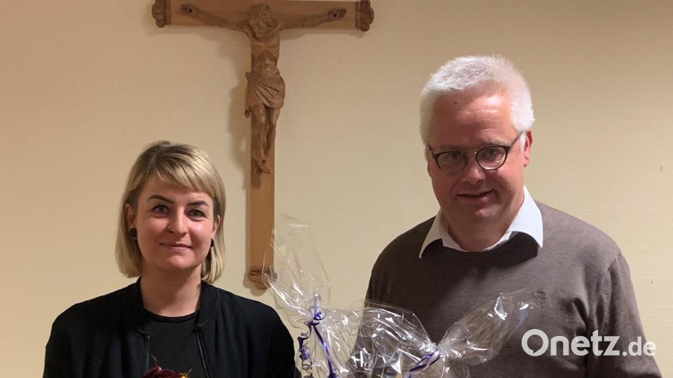 Pfarrgemeinderatssprecher Roman Melzner bedankte sich mit einer Nachbildung aus Holz der Immenreuther Herz-Jesu-Kirche sowie einen Blumenstrauß bei der Referentin Anne Wiegand. Bild: mez