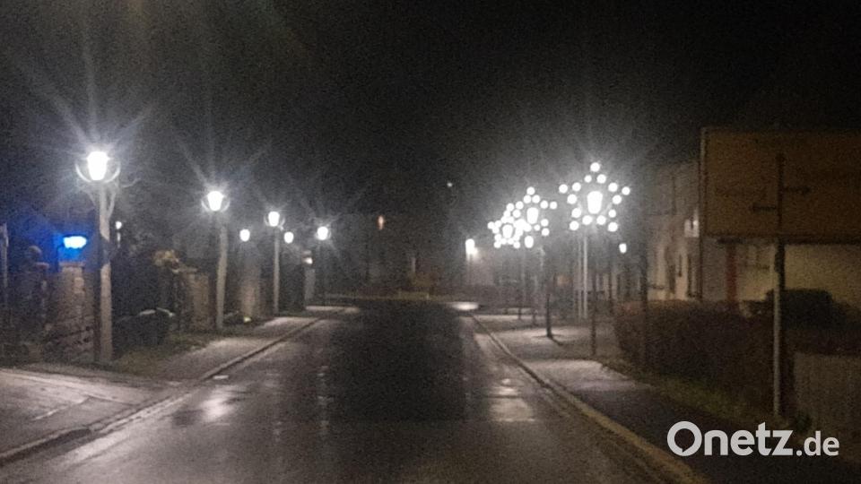 Verantwortungsvoll geht die Gemeinde mit Energie um, bei der Weihnachtsbeleuchtung wird gespart: Vor dem Rathaus brennen nicht immer alle sieben Sterne, vier werden erst später zugeschaltet. Auch das Licht der Straßenbeleuchtung wird reduziert und für kürze Einschaltzeiten wird gesorgt. Außerdem ist der Christbaum erheblich kleiner als sonst. Bild: ld