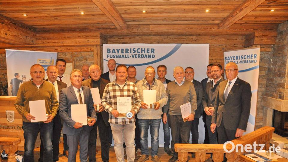 Die Ehrenamtspreisträger des Kreises 3 Cham/Schwandorf mit dem stellvertretenden BFV-Bezirksvorsitzenden Albert Kellner (Dritter von rechts) und dem Kreisvorsitzenden Werner Mages (Vierter von rechts). Bild: Andreas Allacher/BFV/exb