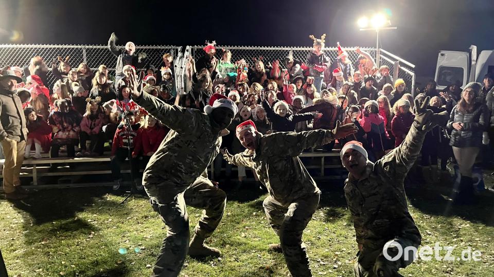 Ein Posing für die Chöre der amerikanischen Schulen gabs von Obert Poole, General Hilbert und Command Sergeant Major Sebastian Camacho. Bild: mor