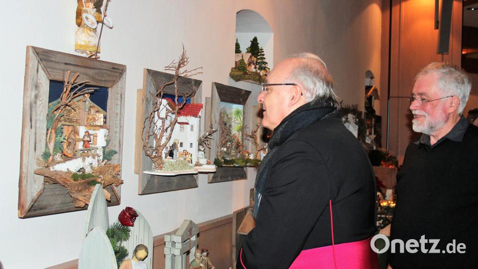 Der Regensburger Bischof Rudolf Voderholzer schaut sich die Krippenausstellung im Pressather Pfarrheim an. Bild: stg