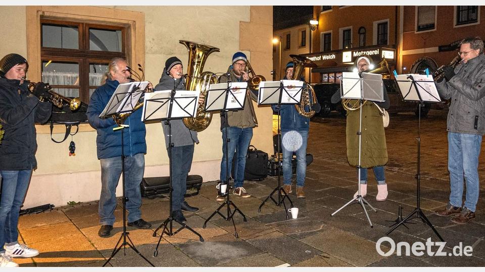 Für die musikalische Gestaltung der Auftaktveranstaltung zum Lebendigen Adventskalender sorgen die Herzensblecher unter Leitung von Gerhard Böller (Zweiter von links) mit weihnachtlichen Weisen. Bild: u