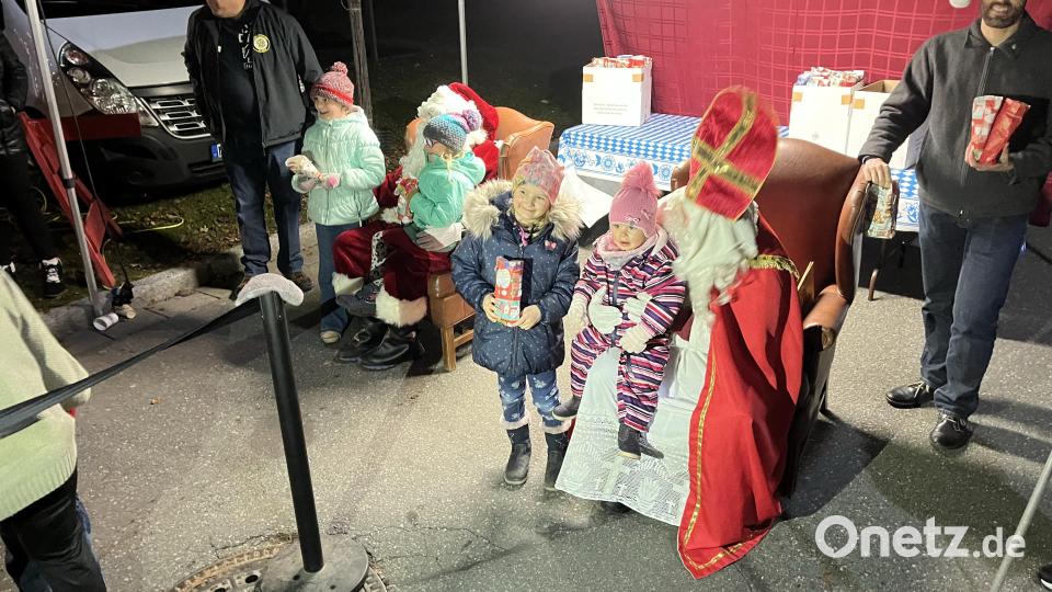 Über Päckchen des DAGA und ein Foto mit Santa und dem Nikolaus freuten sich die Kinder Bild: mor