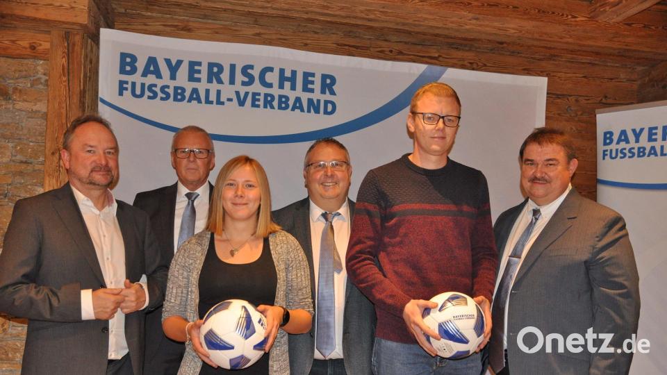 Die als „Ballhelden“ geehrten Kreissieger des U30-Ehrenamtswettbewerbs, Christina König (TSV Aufhausen und Fabian Prey (SV Altendorf), mit dem stellvertretenden BFV-Bezirksvorsitzenden Albert Kellner (rechts). Bild: Andreas Allacher/BFV/exb