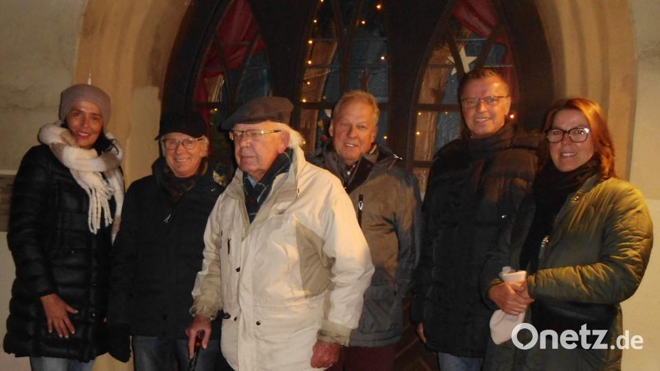 Bürgermeister Hermann Falk öffnet das erste Türchen des 20. Lebendigen Adventskalenders (von links): Anne Meißner-Wagner (Verein „Amberger Kinder helfen“), Gewerbeverbands-Vorsitzender Alfred Härtl, Josef Dobmeyer, stellvertretender Vorsitzender Alfred Naber vom Heimat- und Trachtenverein, Bürgermeister Hermann Falk und Katharina Ostermann (Verein „Amberger Kinder helfen“). Bild: u