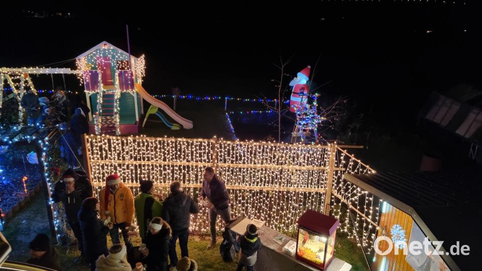 Tausende Lichter leuchten noch bis 6. Januar am Weihnachtshaus Ernestgrün. Bild: Familie Ritter/exb