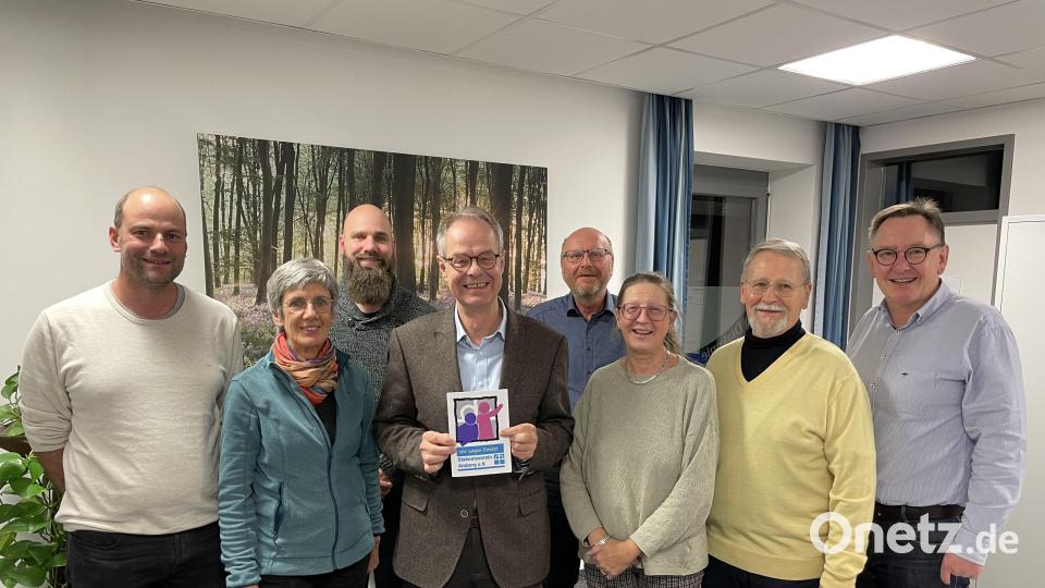 Der Vorstand des Diakonievereins Amberg (von links): Leonhard Lieret, Schriftführerin Christine Markl, Pfarrer David Scherf, scheidendes Vorstandmitglied Christian Francke-Stöckelmeier, Zweiter Vorsitzender Klaus König, Brigitte Rosenberger, Vorstand Siegfried Balzer und das neue Mitglied im Vorstand, Uwe Kümmeth. Bild: Uwe Kümmeth/exb