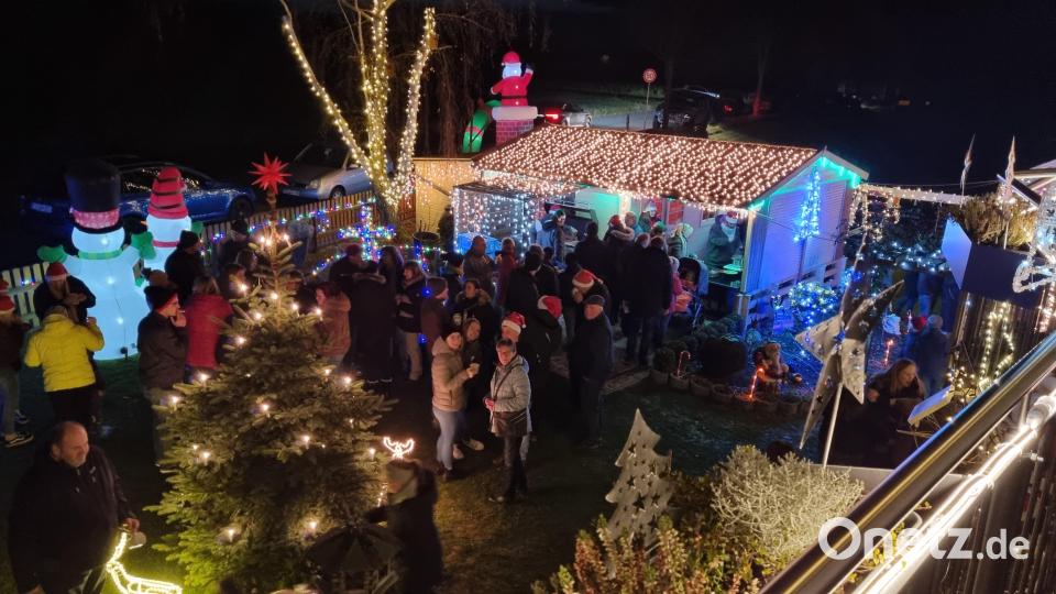 Viele Besucher kamen, als die Familie Ritter das Weihnachtshaus Ernestgrün zum ersten Mal beleuchtete. Bild: Familie Ritter/exb