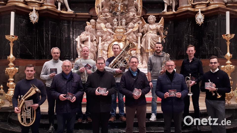 Vorm Hochaltar der Basilika präsentierten die Beteiligten die Produktion – im Bild die Blechbläser mit Armin Scharnagl (hintere Reihe, links) an der Spitze sowie Stadtpfarrer Dr. Thomas Vogl (vordere Reihe, Zweiter von rechts) sowie links daneben Zweiter Basilikafreunde-Vorsitzender Willi Prechtl, Kirchenmusikdirektor Andreas Sagstetter und Schatzmeister Alois Michl. Bild: pz