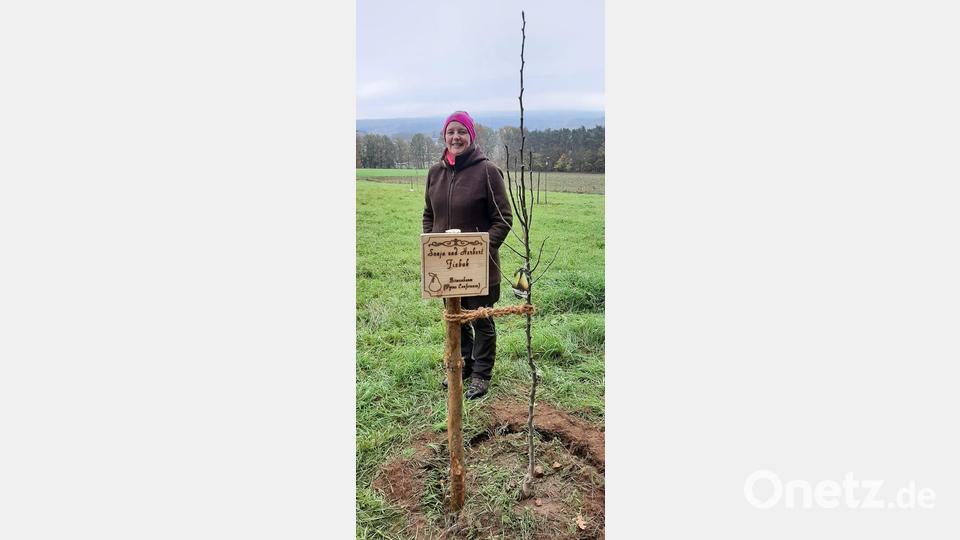 Der Initiator der Baumpflanzaktion Hebert Fiebak hat mit seiner Fau Sonja ein Birnenbäumchen gepflanzt, an dem noch eine einsame Birne hängt. Bild: ads