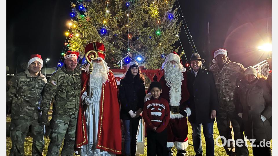 Amerikanische Schulkinder, Santa Claus und der Heilige Nikolaus entzündeten gemeinsam die Lichter am großen Weihnachtsbaum. Oberst Kevin Poole (Zweiter von rechts), Bürgermeister Edgar Knobloch (Dritter von rechts) und Brigadegeneral Joseph Hilbert (Zweiter von links) begrüßten die Gäste und freuten sich über den gemeinsamen Start in die Weihnachtszeit Bild: mor