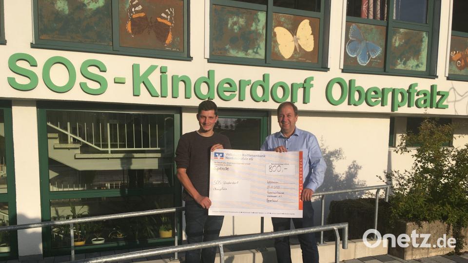 Bei der Übergabe der Spende im SOS-Kinderdorf, von links Zweiter Vorsitzender Matthias Schnurrer und Einrichtungsleiter Holger Hassel. Bild: Martha Siller/exb