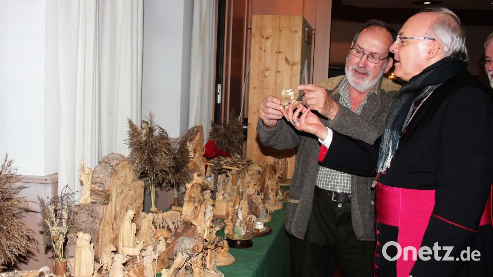 Der Regensburger Bischof Rudolf Voderholzer "fachsimpelt" am Sonntag bei der Krippenausstellung im Pressather Pfarrheim mit einigen Ausstellern. Bild: stg