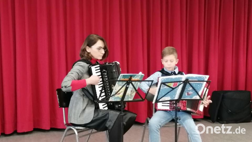 Lehrerin Viktoria Obermaier mit einem Akkordeonschüler. Bild: Kreismusikschule Tirschenreuth/exb
