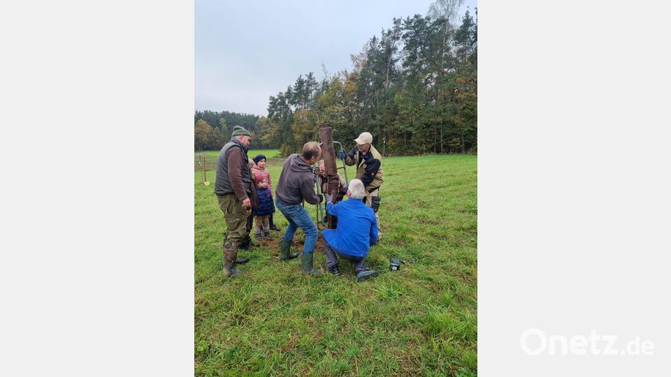 Am Anlegen der Streuobstwiese auf Initiative von Jäger und Imker Herbert Fiebak (l.) im Wasserschutzgebiet am Brunnen 1 in Schnaittenbach beteiligten sich über 20 Naturfreunde aus unterschiedlichen, hiesigen Vereinen und auch Bürgermeister Marcus Eichenmüller. Bild: ads
