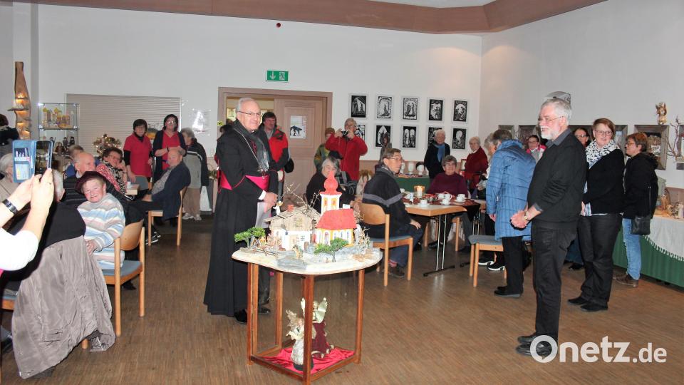 Neben Pfarrer Edmund Prechtl heißen auch viele weitere Pfarrangehörige den Bischof willkommen. Bild: stg