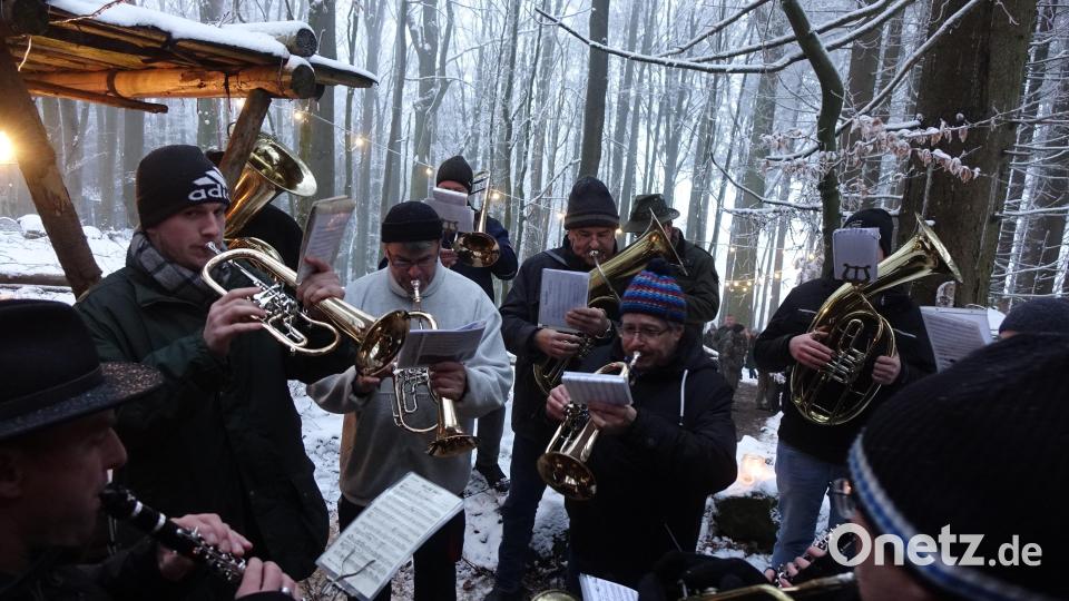 Die Musikanten der Grenzland-Blaskapelle eröffneten musikalisch die Veranstaltung rund ums Bergweberhaus Bild: mmj
