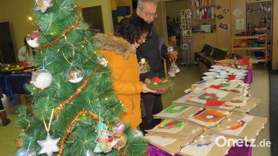 Viele schöne dekorative Sachen die von den Kinder gebastelt wurden. Bild: adj