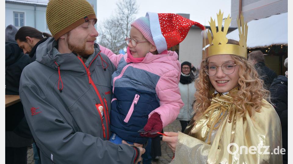 Christkind Anna-Lena Grillmeier verteilte kleine Metallengel. Bild: jr