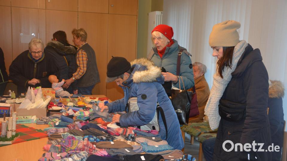 Gestricktes gab es beim Katholischen Frauenbund im Pfarrhof. Bild: jr