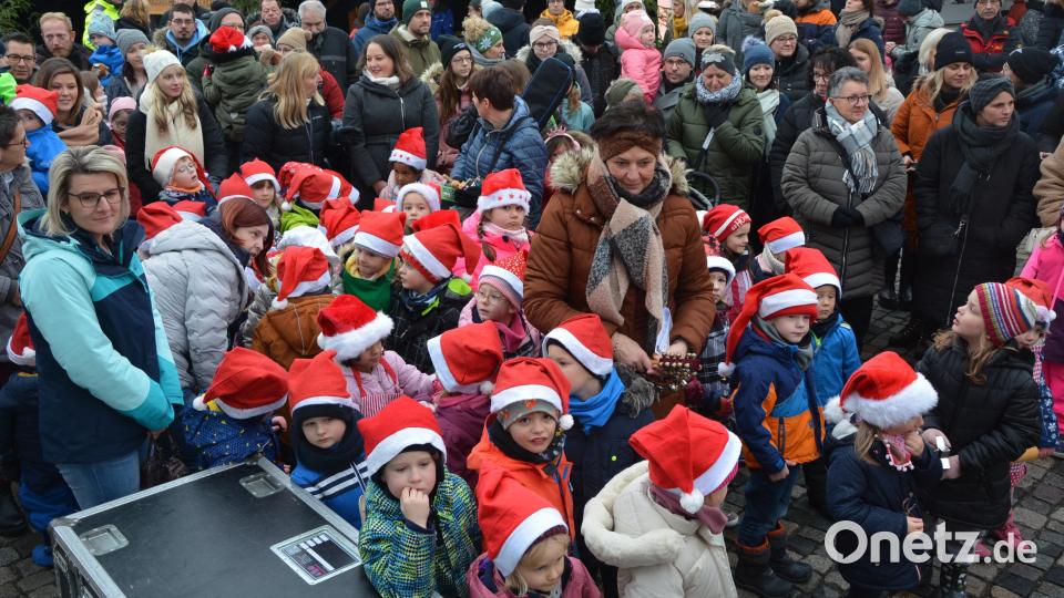 Viele Besucher kamen schon am frühen Nachmittag auf den Mitterteicher Weihnachtsmarkt. Bild: jr