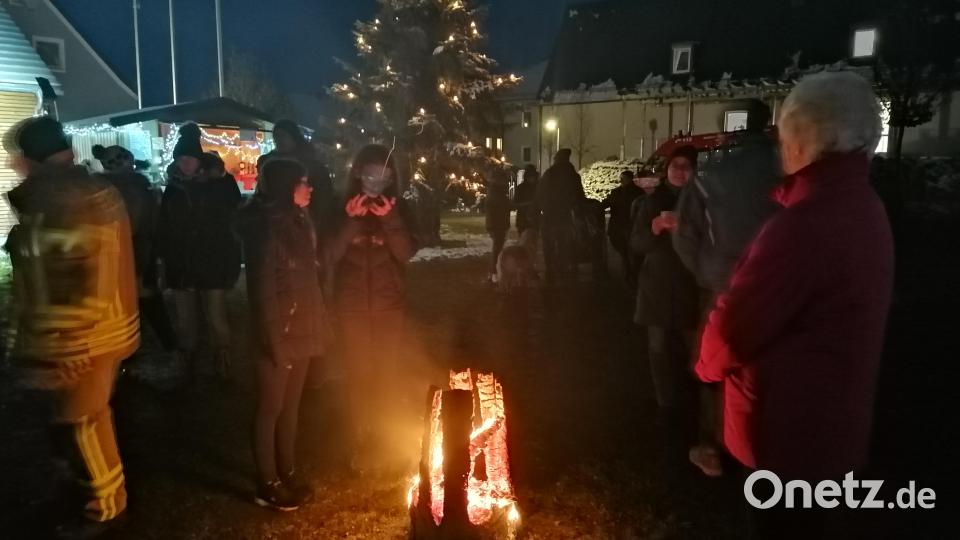 An den aufgestellten Schwedenfeuern wurden die Hände wieder warm. Bild: vsr