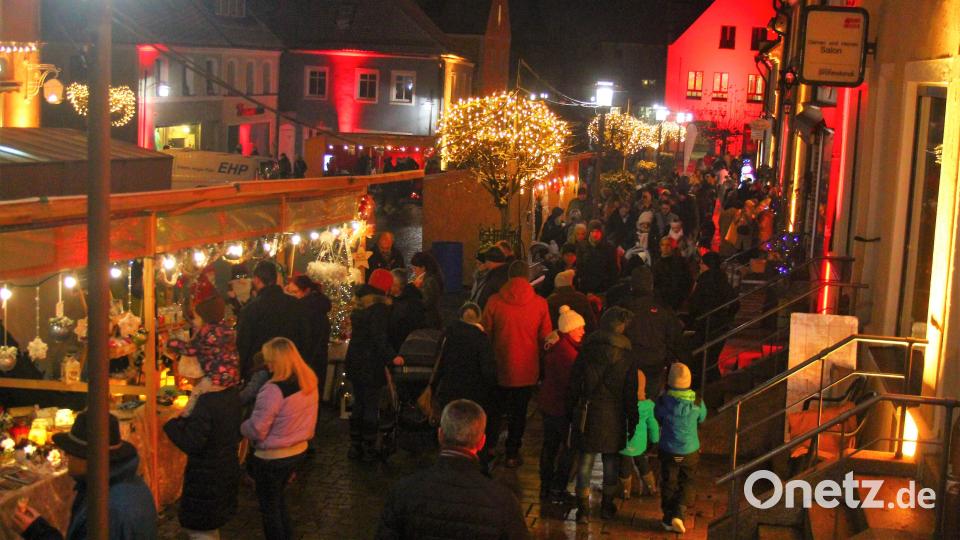 Viele Stände lockten zum vorweihnachtlichen Einkauf ein. Bild: stg