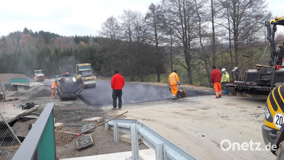 Auf geht's zum Endspurt beim Brücken- und Straßenbau auf der NEW 32 bei Peugenhammer. Die Bewohner des östlichsten Landkreises atmen tief durch. Rund 360 Tonnen Asphalt werden allein für die Tragschicht von den Straßenbauern eingebracht. Bild: dob