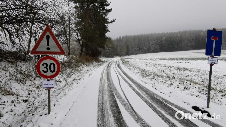 Bereits am Büchelberg weisen Schilder auf die Straßensperre und Baumfällaktionen hin. Bild: gz