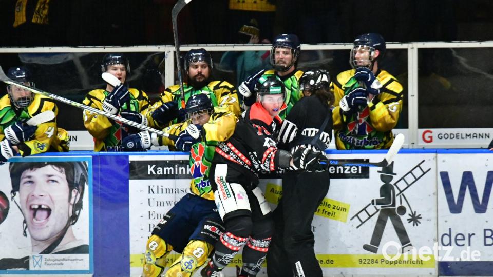 Ganz schön zur Sache ging's am Sonntag gegen den Tabellenletzten EC Pfaffenhofen. Bild: SignaLight-AP