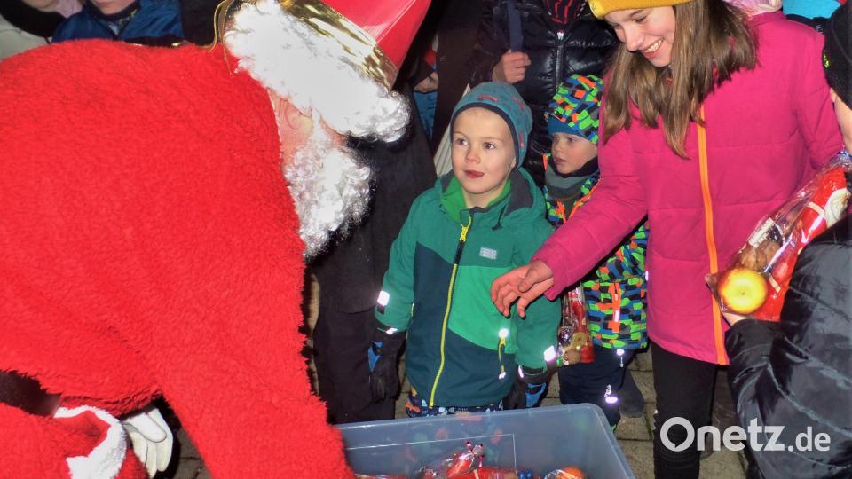 Freude bei Klein und Groß, der Nikolaus hat für alle etwas dabei. Bild: jml
